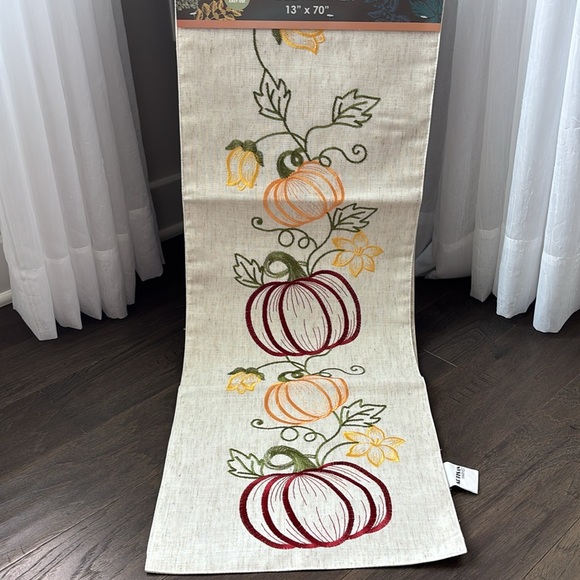 Artisan Harvest Table Runner,embroidered pumpkins/flowers, 90% poly,10% linen - Picture 9 of 10